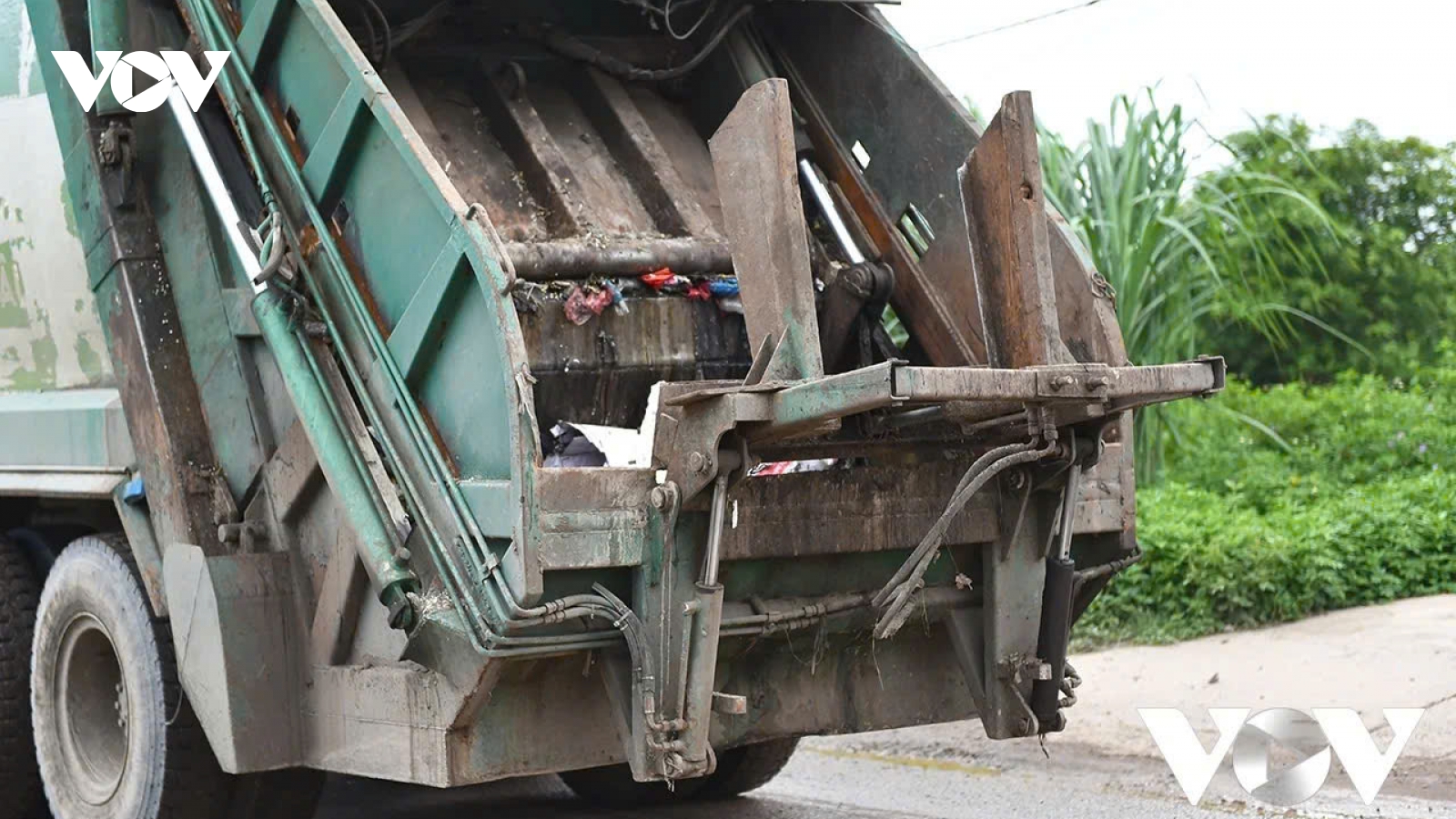 Mùi nồng nặc trên cung đường lên bãi rác Nam Sơn